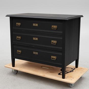 A chest of drawers, early 20th Century.