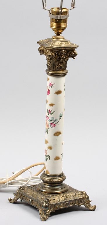 BORDSLAMPFOT, porslin och gulmetall. Sekelskiftet 1800/1900,