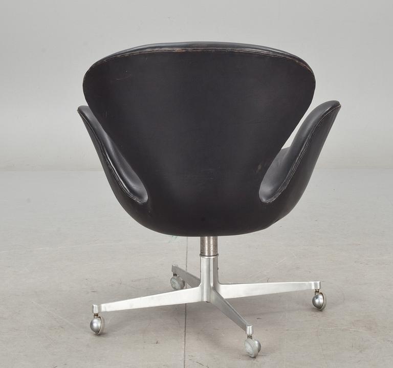 FÅTÖLJ, "Svanen" av Arne Jacobsen för Fritz Hansen, Danmark.