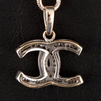 HÄNGSMYCKE, guld 14K, 33 små diamanter. I form av Chanel logo. Vikt 5,9 g.