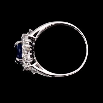 RING, 14 k vitguld, safir, briljantslipade diamanter.