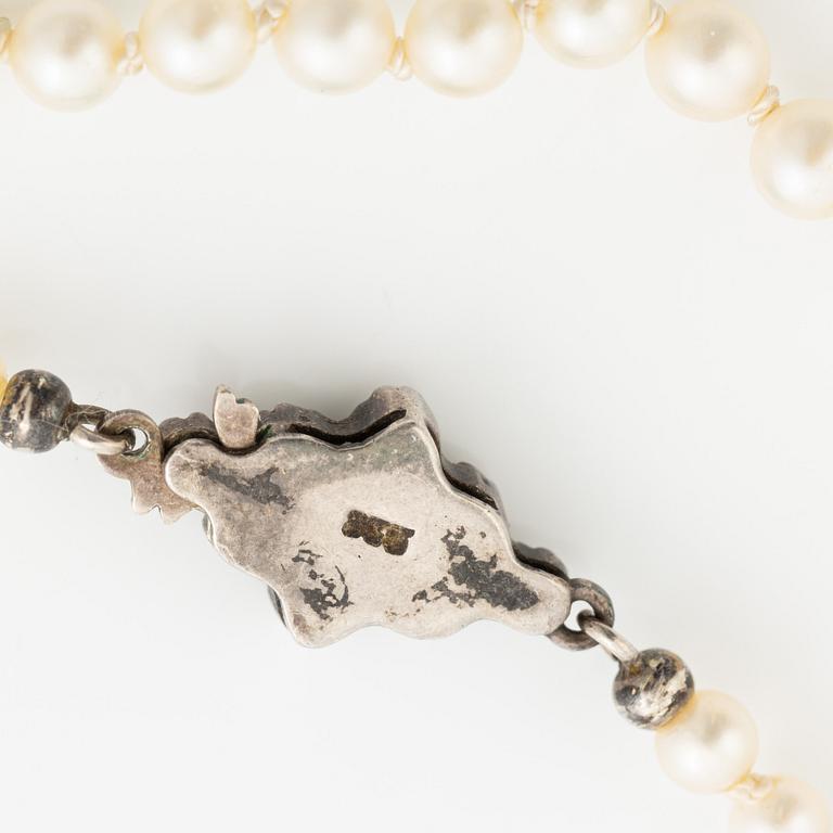 Pearl necklace with graduated cultured pearls, with a clasp of silver set with marcasites.