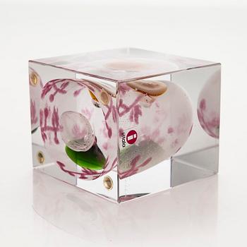 Oiva Toikka, an annual glass cube, signed Oiva Toikka, Nuutajärvi 2008 and numbered 213/2000.