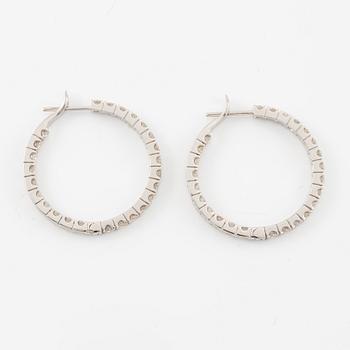 Örhängen, ett par, kreoler 18K vitguld med briljantslipade diamanter.