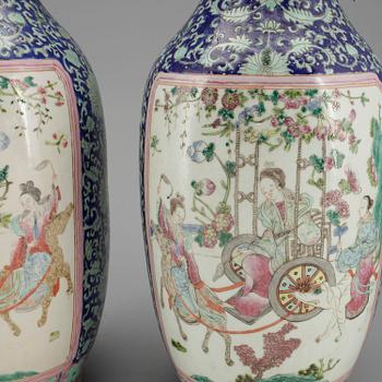 GOLVVASER, ett par snarlika, porslin, Kina, troligen omkring 1900.