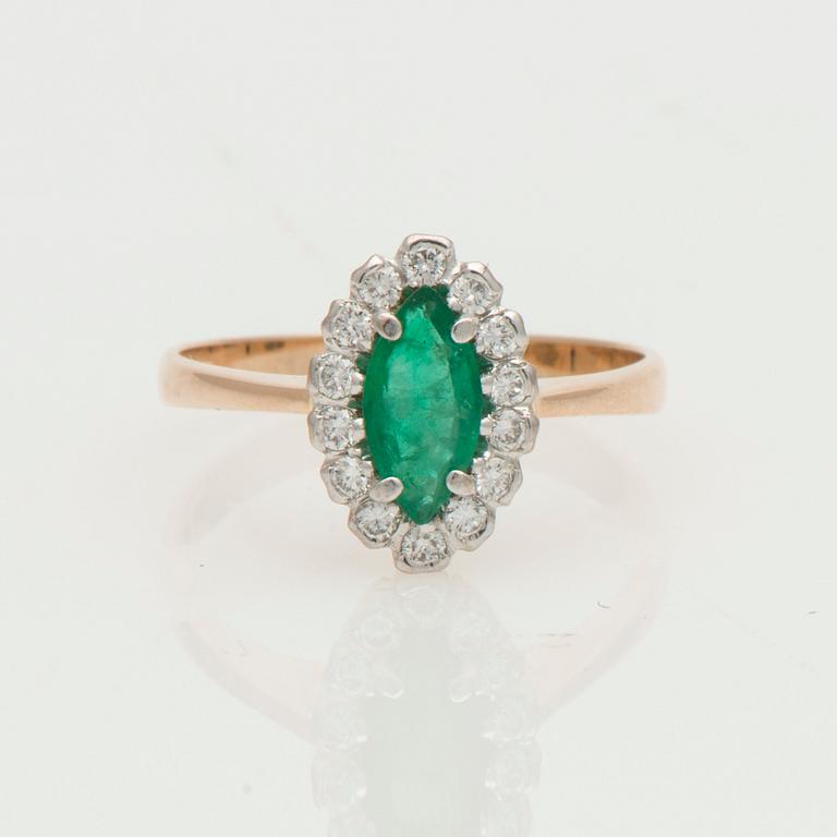 RING, markisslipad smaragd, briljantslipade diamanter, 14K guld. Matti Valkila, Helsinki 1995.