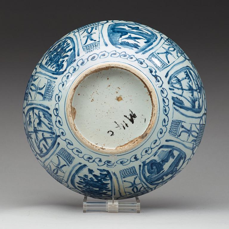 A large blue and white bowl, Ming dynasty, Wanli (1573-1620).