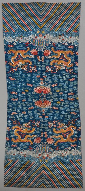 TEXTILIER, tre delar, broderat siden, samt PARTI TYG, siden. Qingdynastin (1644-1912).