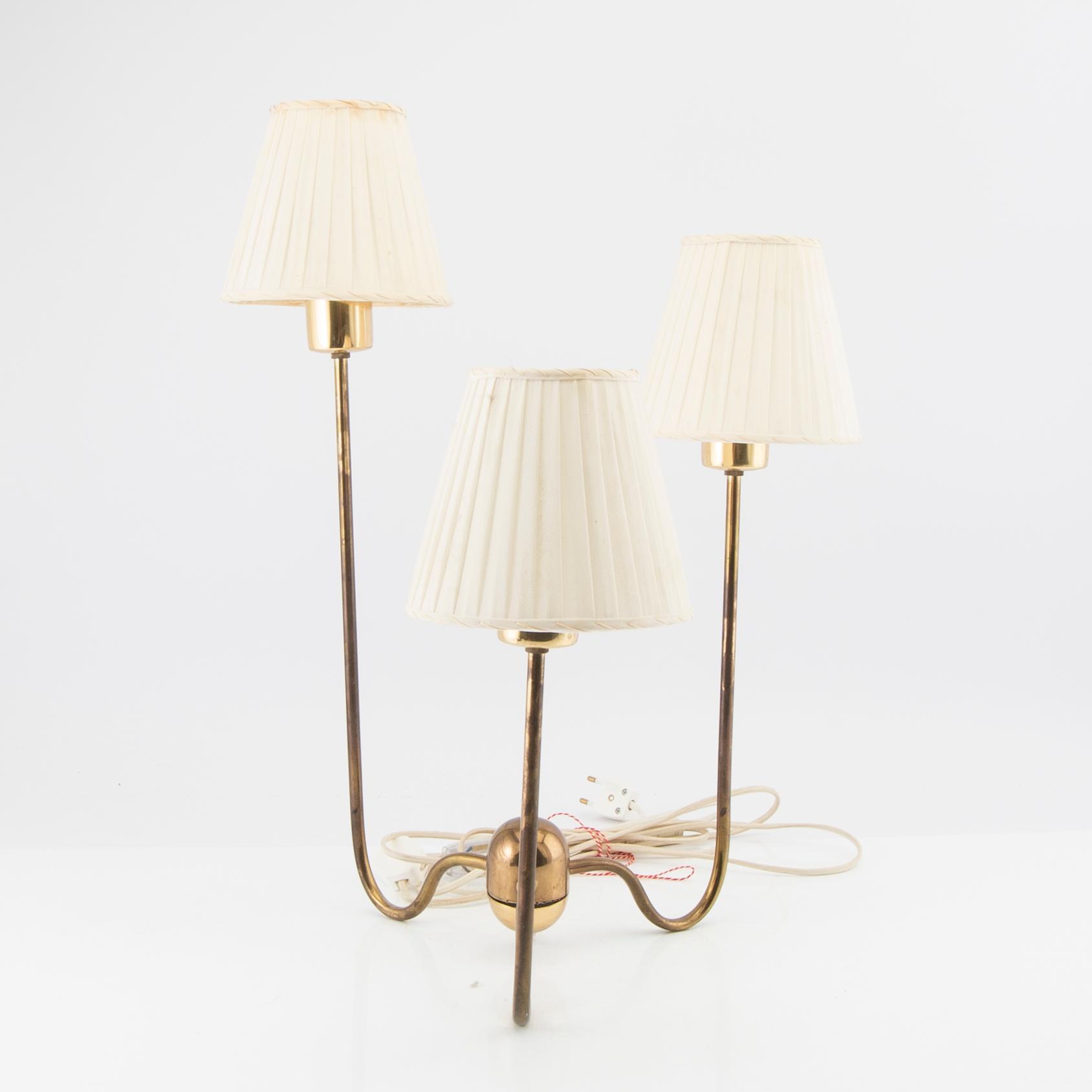 Josef Frank, bordslampa modellnr 2468 fr Firma Svenskt Tenn sent 1900-tal.