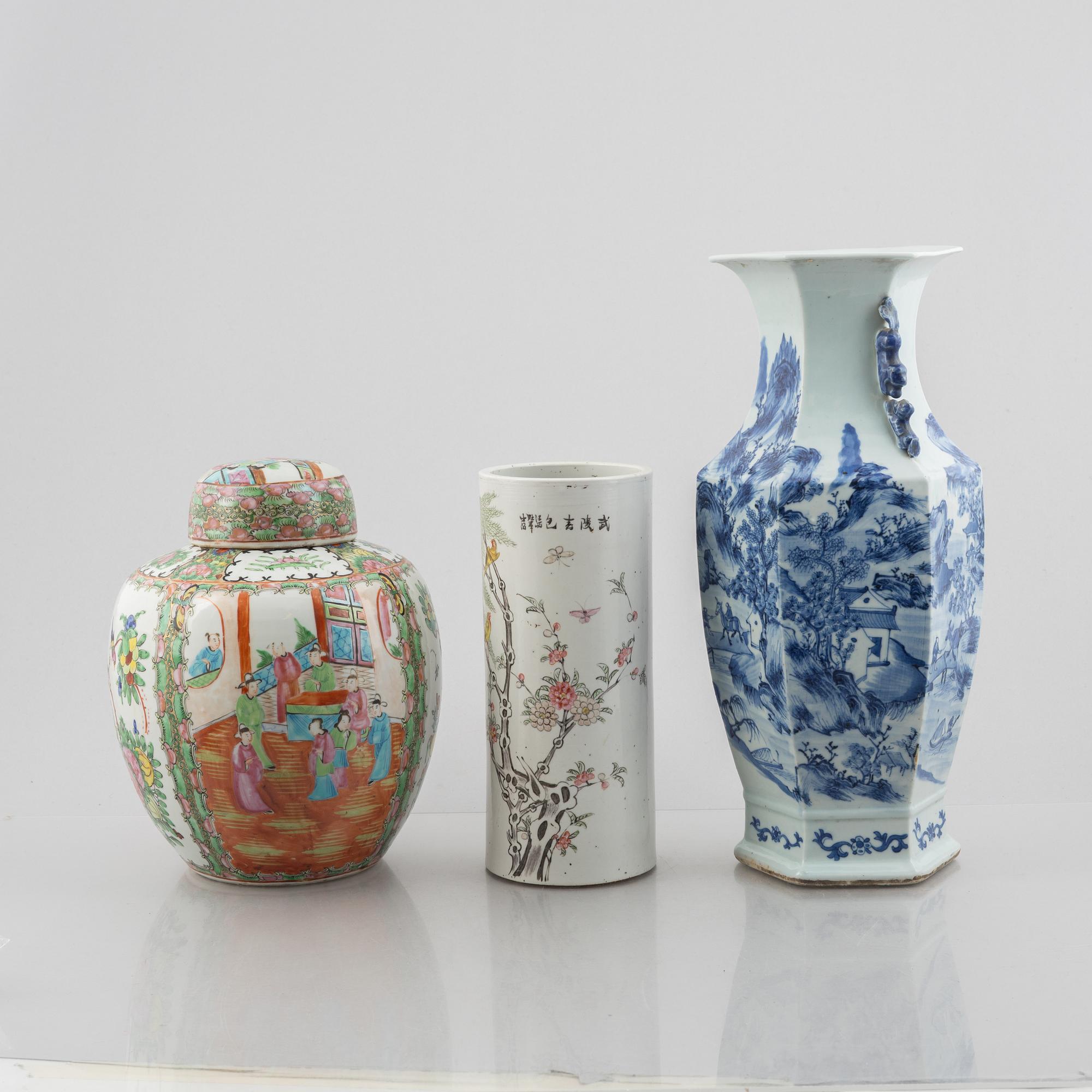 A blue and white vase, a brush pot and an urn with cover, porcelain, China, late Qing dynasty & 20th century.