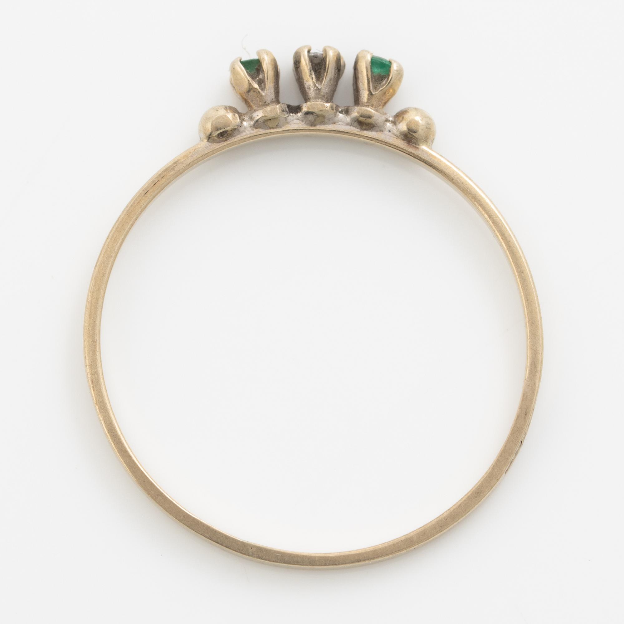 Ringar, 2 stycken, 18K guld med små smaragder och diamanter.