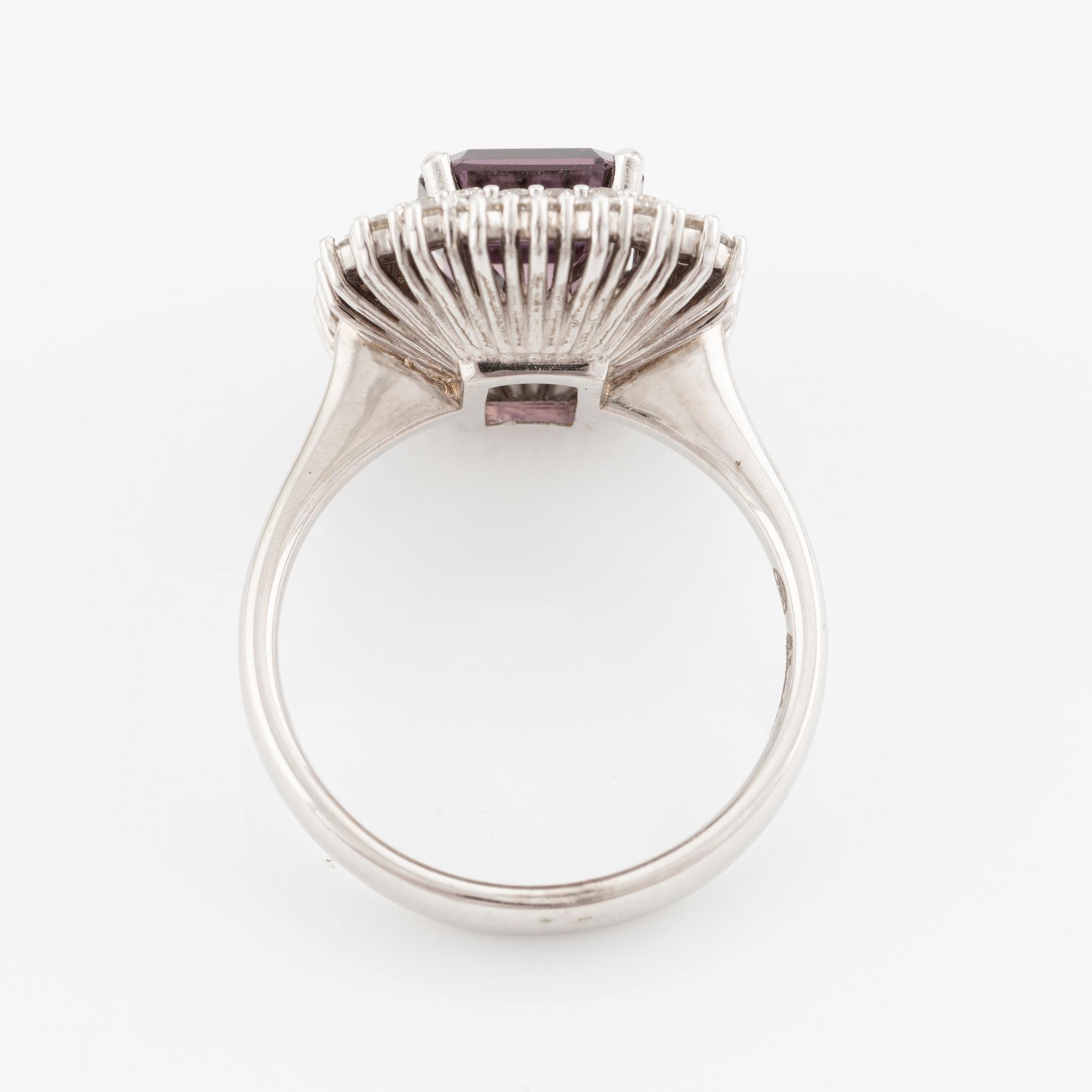 Ring 18K guld med en fasettslipad lila turmalin och runda briljantslipade diamanter.