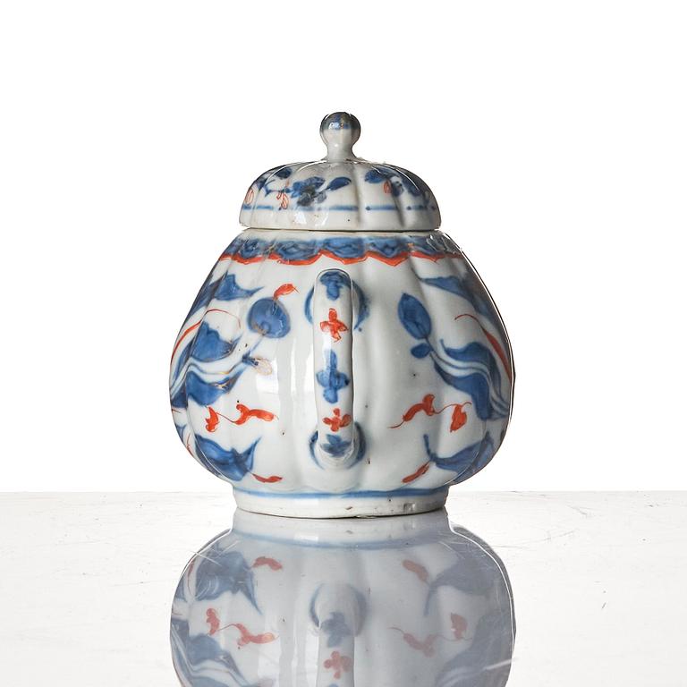 An imari tea pot with cover, Qing dynasty, Kangxi (1662-1722).