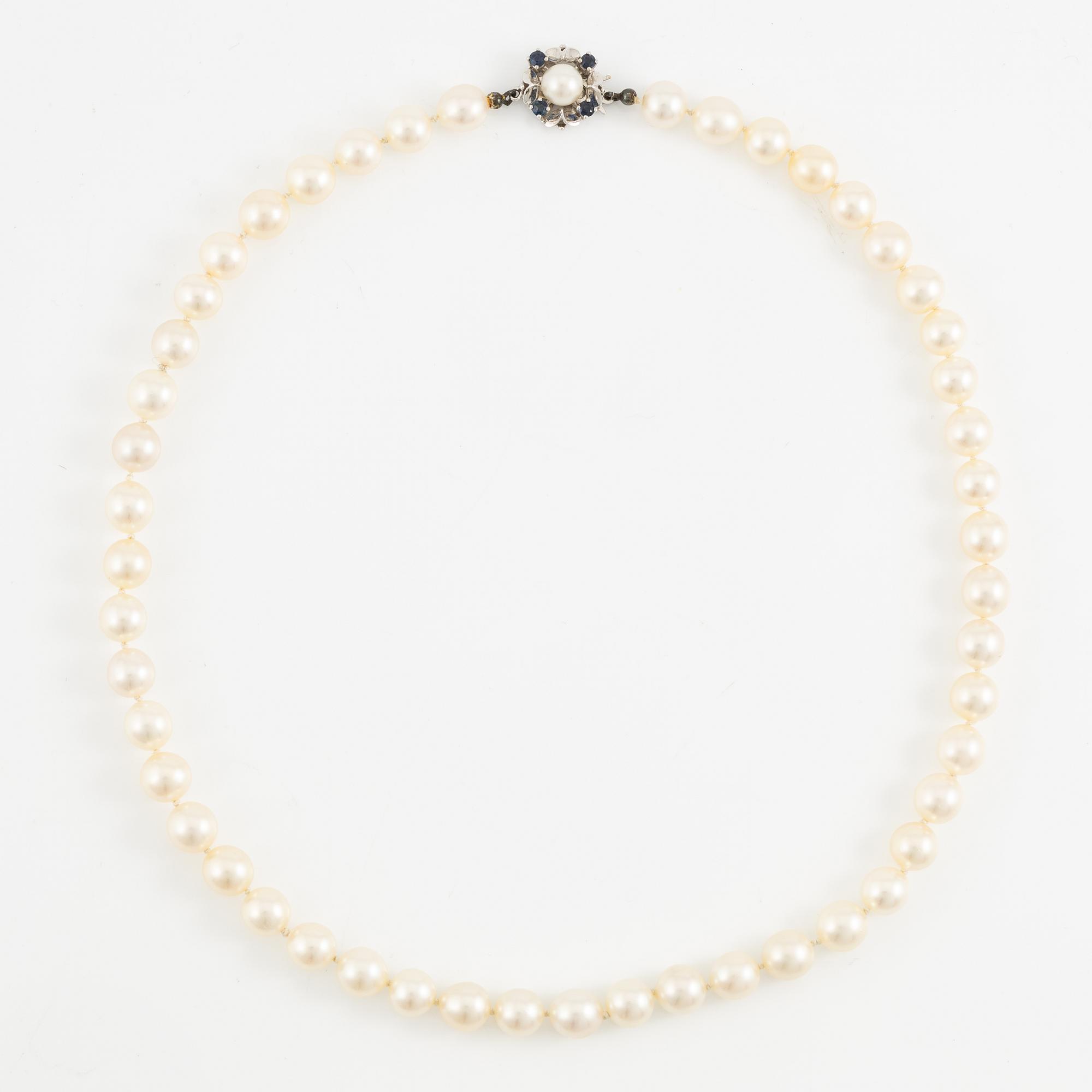 Pärlcollier, med odlade pärlor, med lås 18K vitguld med safirer.