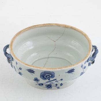 A blue and white porcelain tureen with cover, China, Qianlong (1736-95).