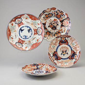 FOUR DISHES, porcelain, Imari, Japan, late 19th / early 20th century.