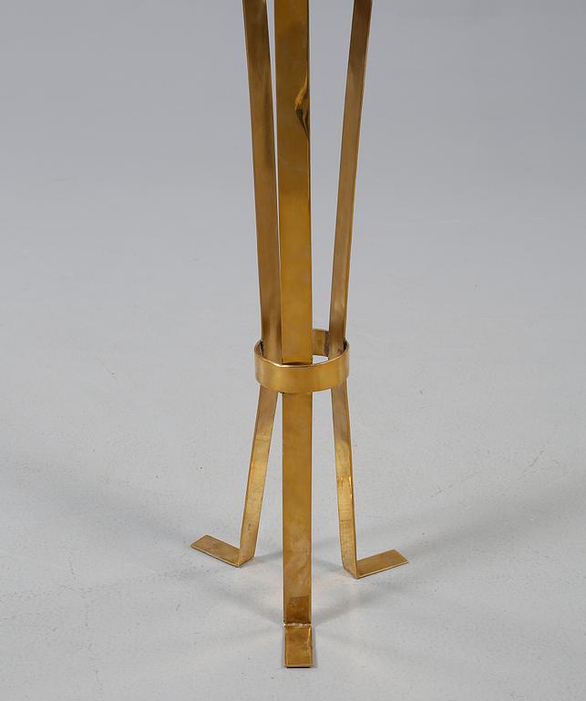 VINKYLARE PÅ BENSTÄLLNING, mässing, 1900-talets fjärde kvartal.