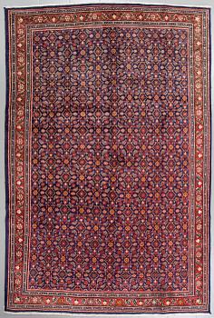 A rug, possible Sarouk, 315 x 205 cm.