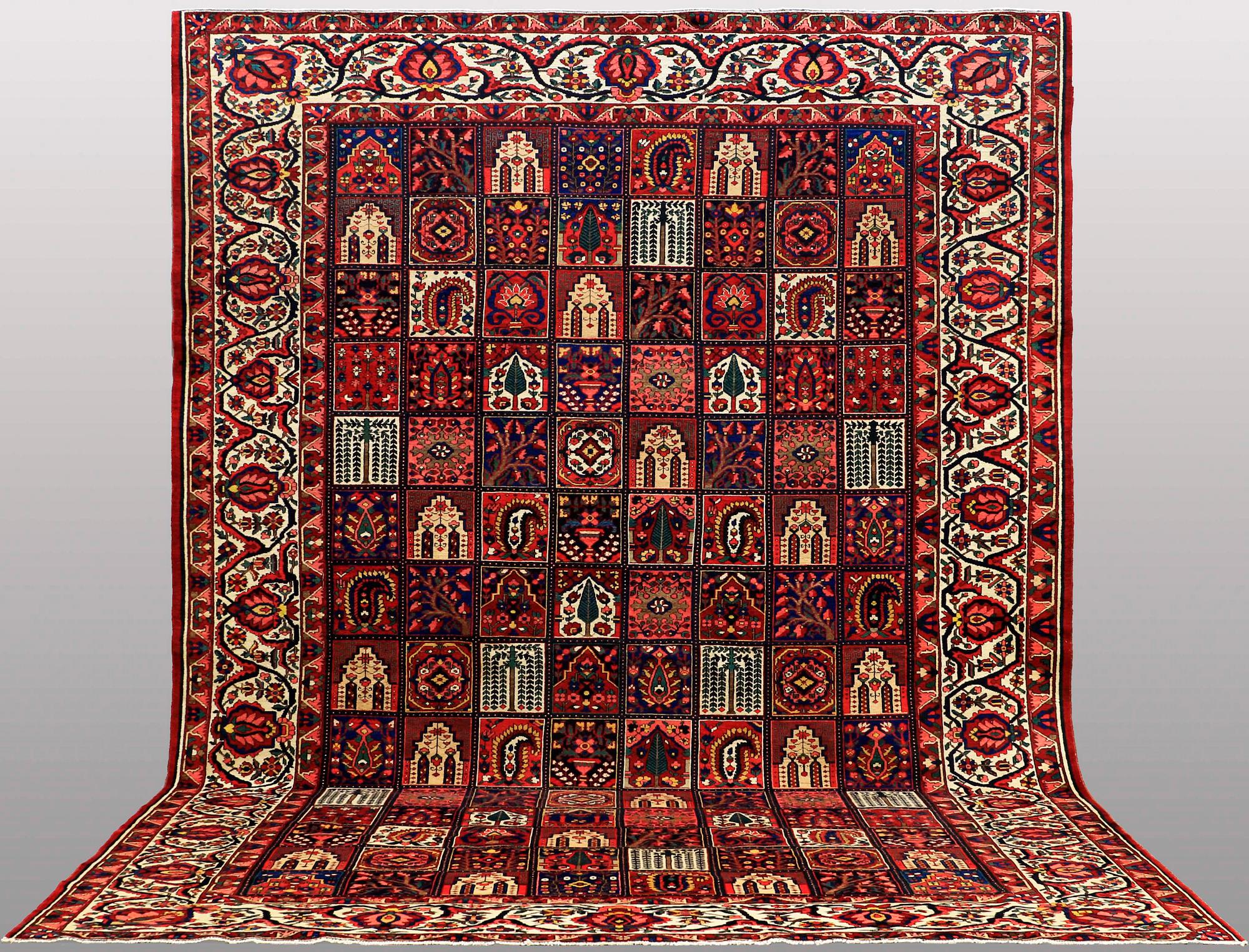 A CARPET, Semi- antique Baktiari, ca 473 x 330 cm.
