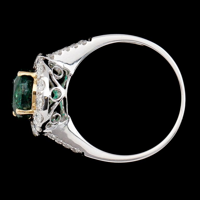 RING, 18K guld/vitguld, smaragd ca 2.36 ct. samt diamanter tot ca 0.62 ct.