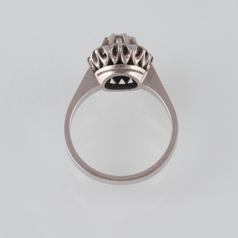 RING, 18K vitguld med 9 briljantslipade diamanter ca 0.49 ct, Jarl Sandin, Göteborg. Vikt 4,1 gram.