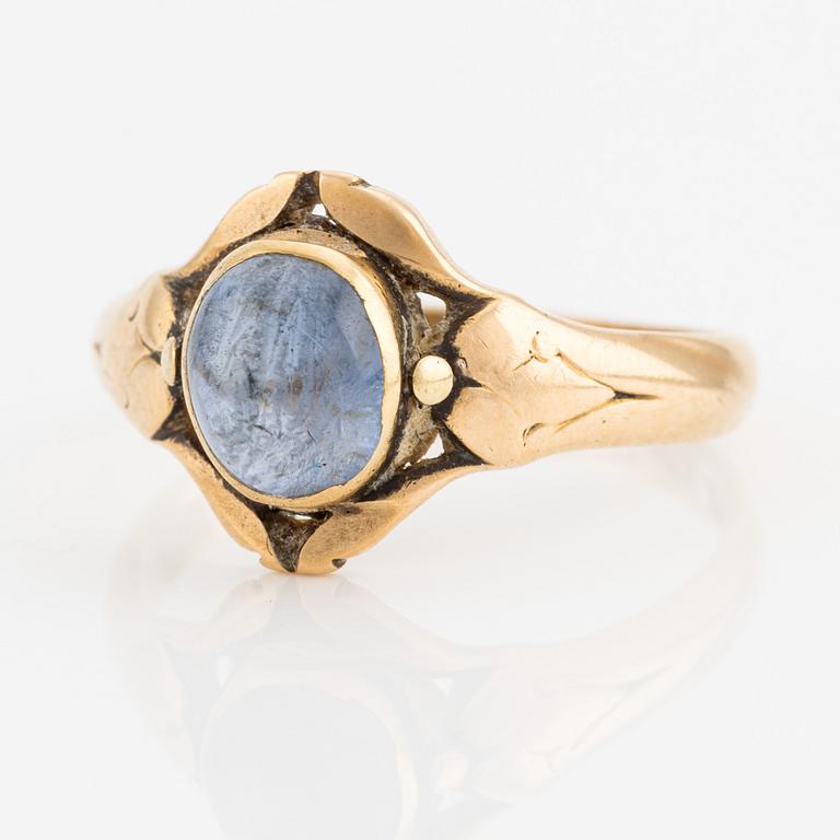 Ring, 18K guld med cabochonslipad safir.