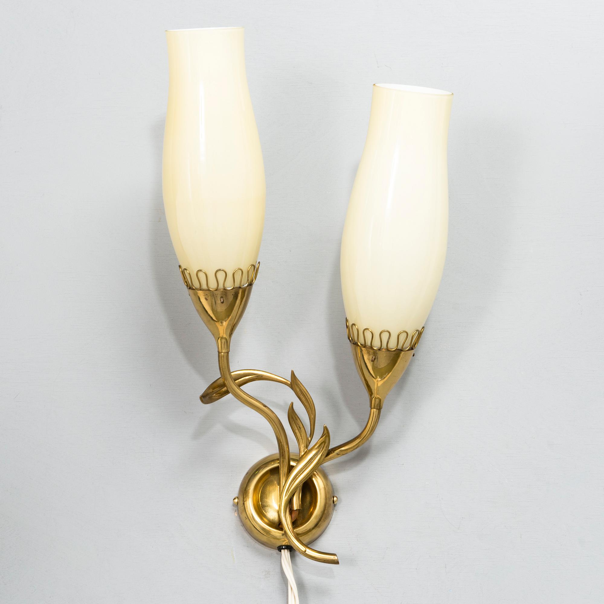 MAURI ALMARI, a mid-20th century '71020' wall light for Idman.