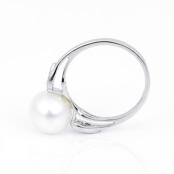 RING, 14K vitguld, med odlade pärla och små briljantslipade diamanter. Vikt ca 3,43 g.