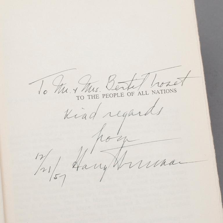 PRESIDENT HARRY S. TRUMAN (1884-1972), autograf i memorboken "Year of Decisions", New York 1955.
