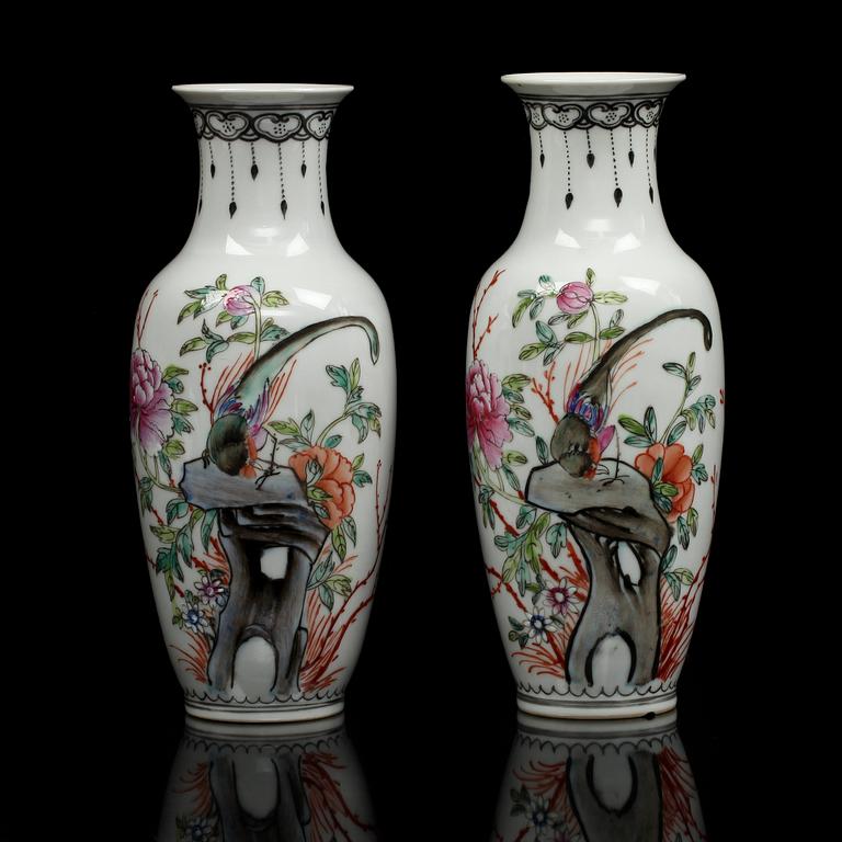 VASER, ett par, porslin, Kina, 1900-talets slut.