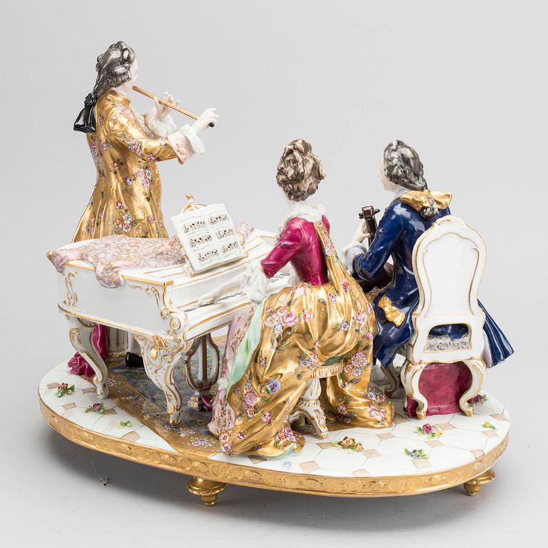 A Rudolstadt-Volkstedt porcelain figurine around 1900.