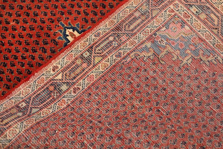 A Sarouk runner, approx. 372 x 115 cm.