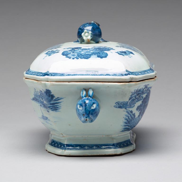 A blue and white tureen with cover, Qing dynasty, Qianlong (1736-95).