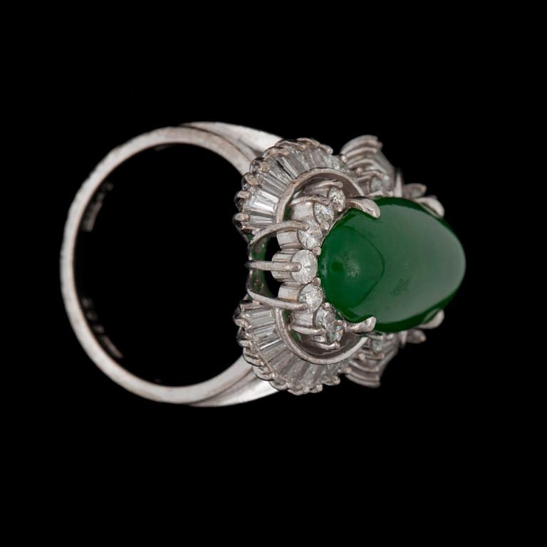 RING med cabochonslipad jade samt olikslipade diamanter totalt ca 1.00 ct.