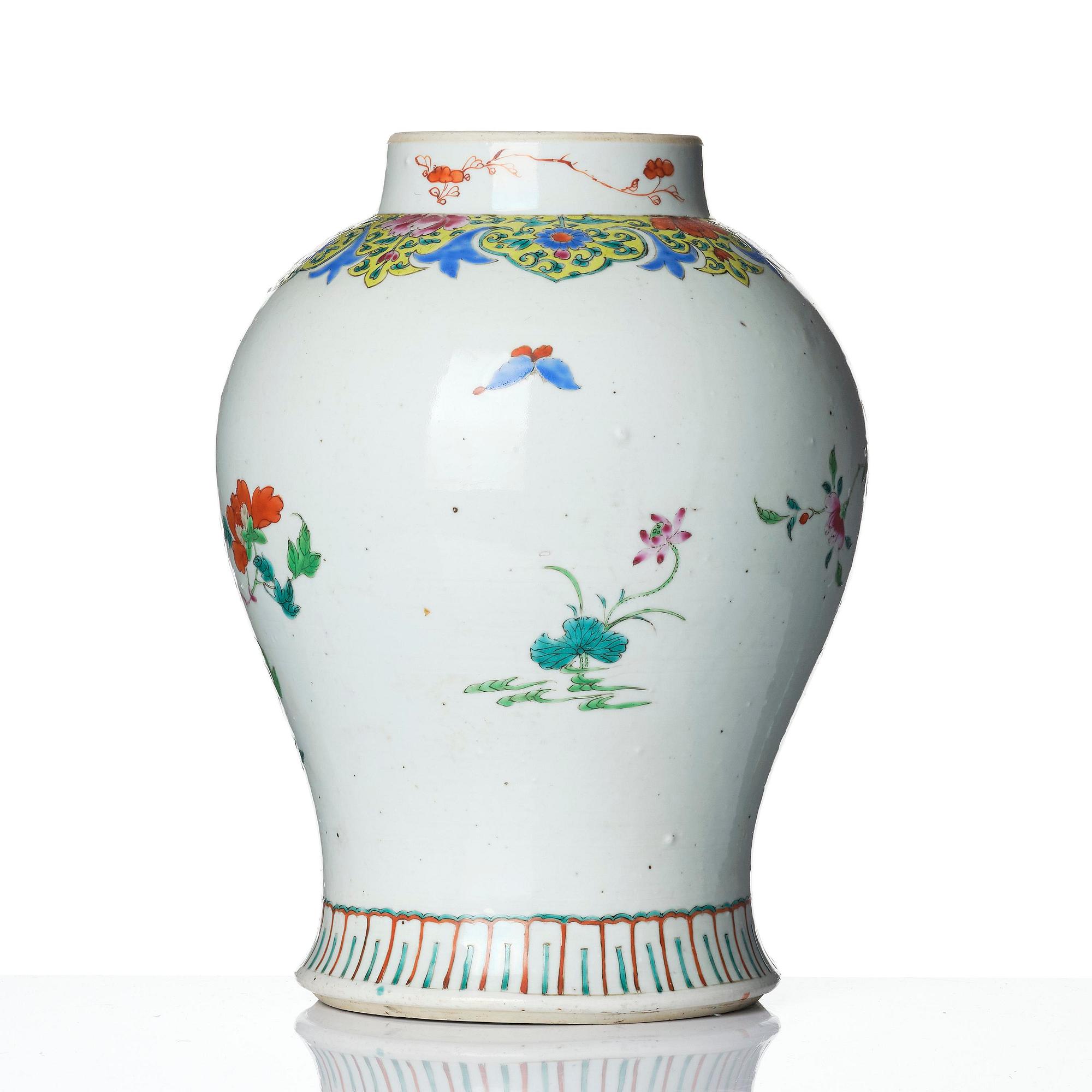Urna, porslin. Qingdynastin, 1700-tal.