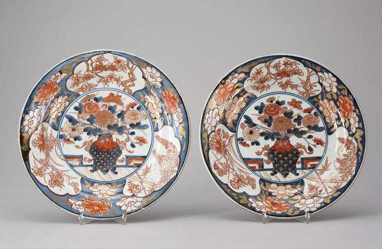 TALLRIKAR, ett par, porslin. Imari, Japan omkring år 1800.