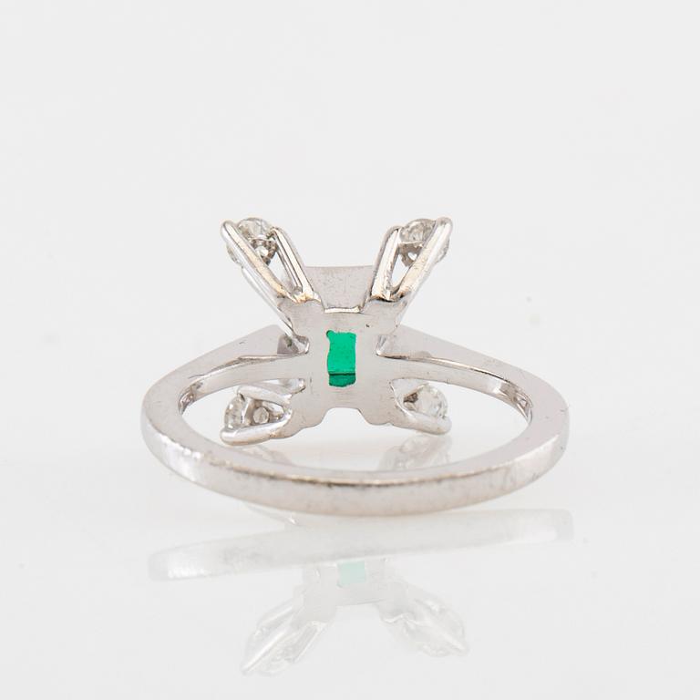 Ring in 18K white gold with a step-cut emerald and round brilliant-cut diamonds.