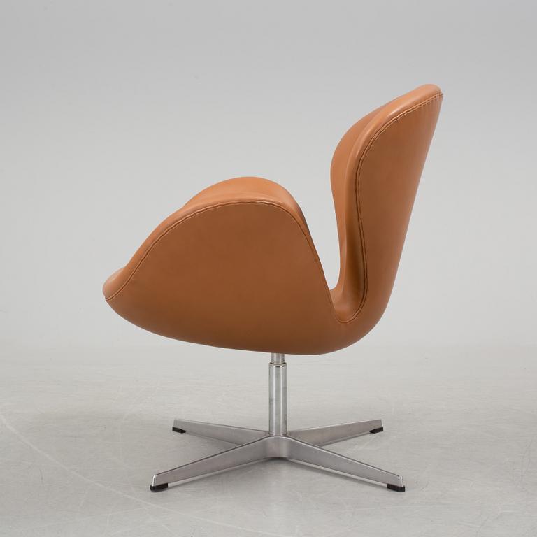 ARNE JACOBSEN, fåtölj, "Svanen", Fritz Hansen, Danmark, 1900-talets andra hälft.