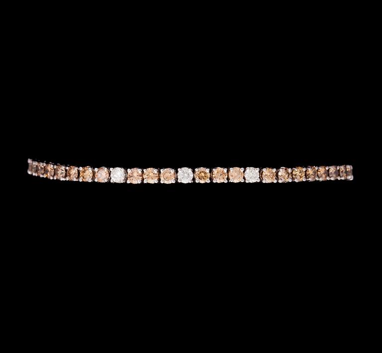 A brandy coloured brilliant cut diamond bracelet, tot. 6.20 cts, three white diamonds.