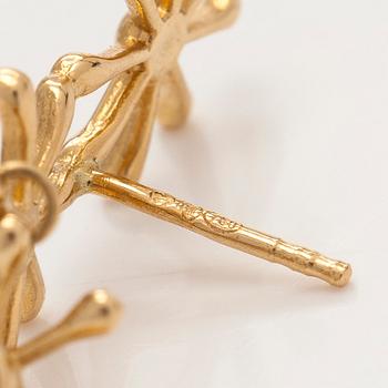 Kirsti Doukas, örhängen, "Pohjantähti", 18K guld och granat. Kalevala Koru, Helsingfors.