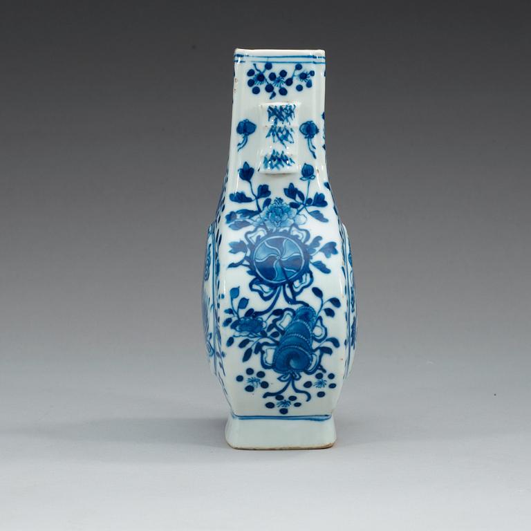 A blue and white vase, late Qing dynasty.