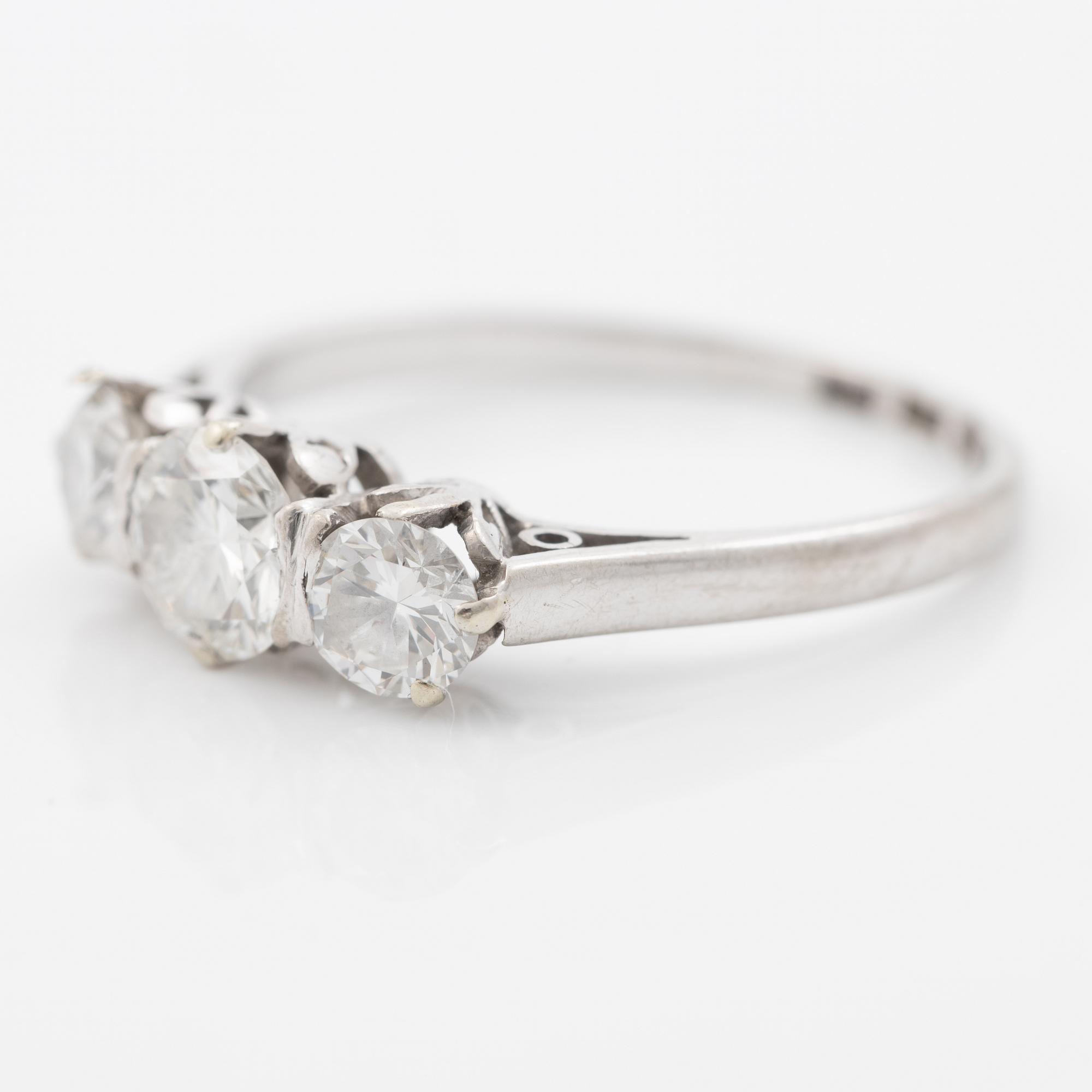 Ring in 18K white gold with three brilliant-cut diamonds.