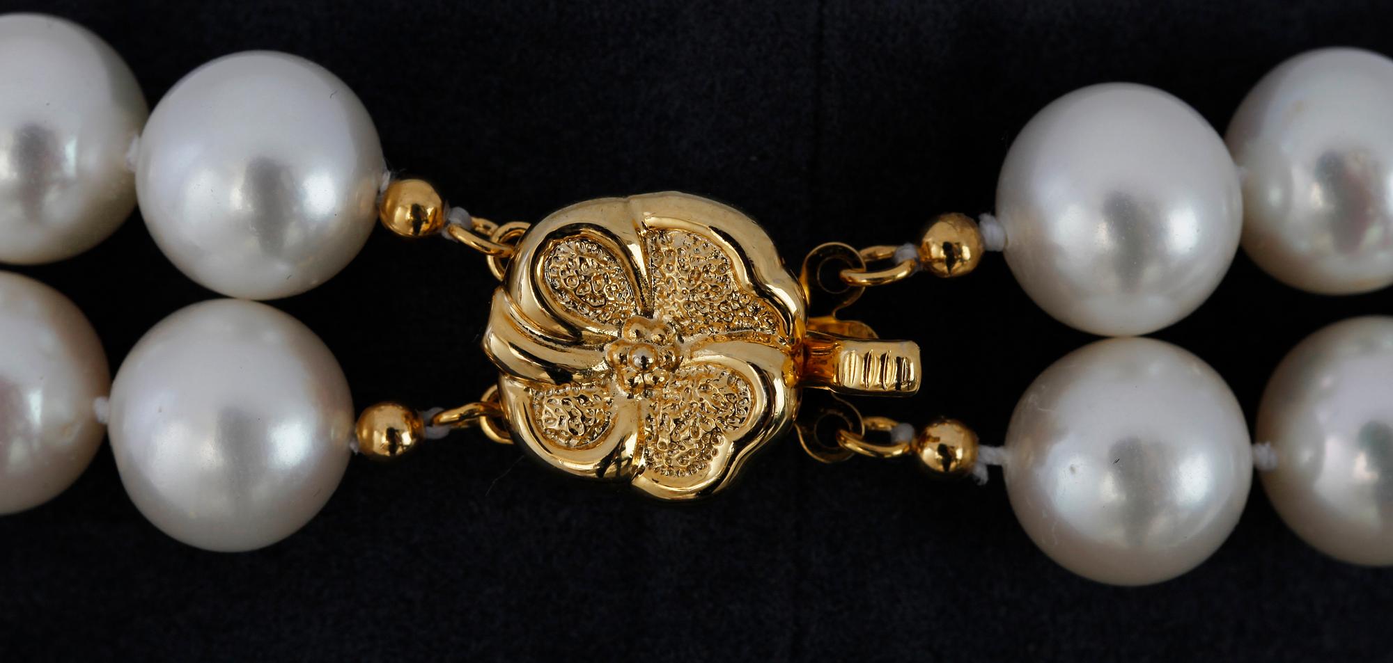 COLLIER, 2-radigt odlade kinesiska sötvattenspärlor, ca 11 mm.