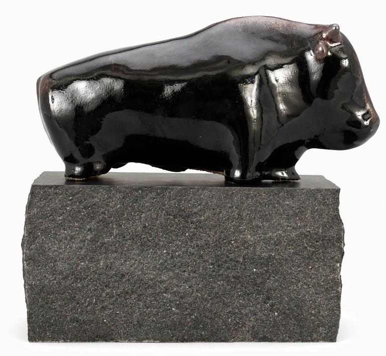 An Ulla & Gustav Kraitz stoneware bull, Fogdarp, Förslövsholm.