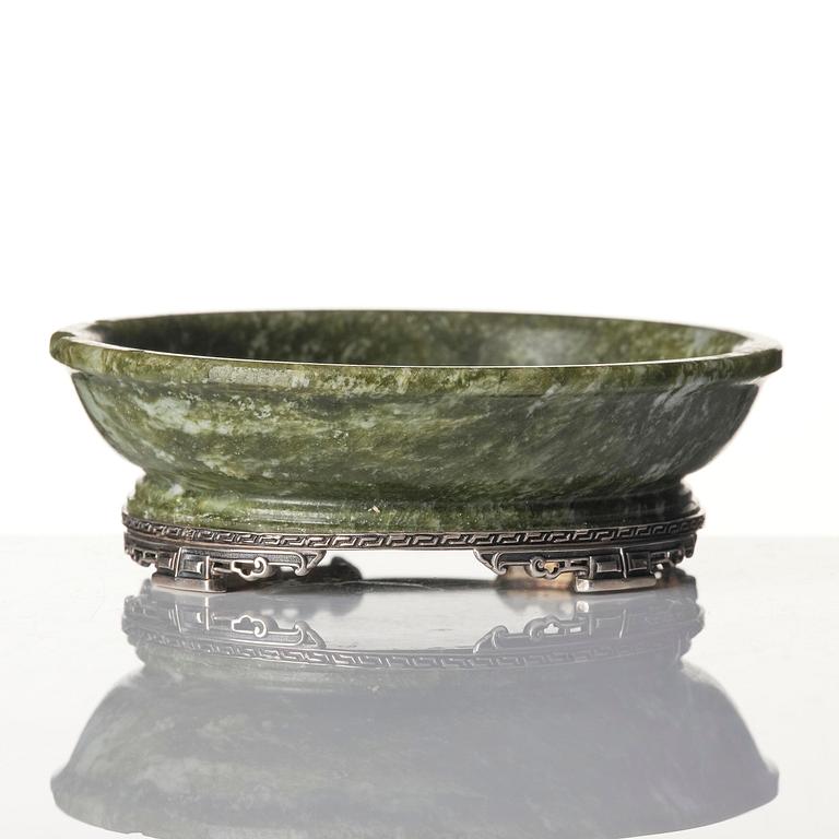 Skål, grön sten, med silvermontering, sen Qingdynasti / omkring 1900.