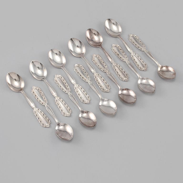 KAFFESKEDAR, 12 st, silver, GAB, Stockholm, stämplade 1967 respektive 1970. Total vikt 100 g.