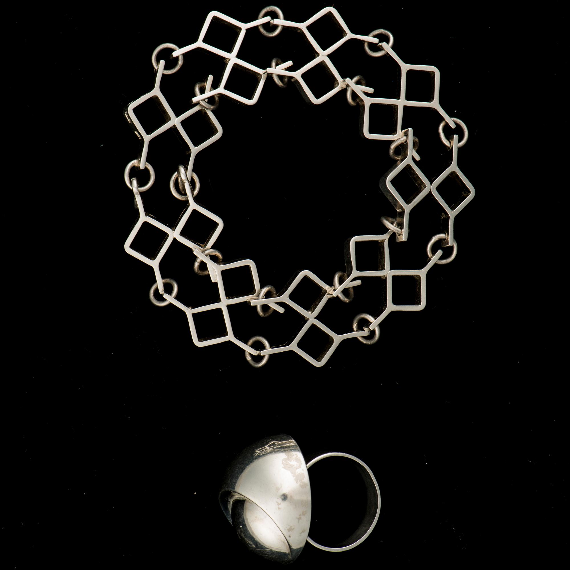 ARMBAND OCH RING, silver, Åbo 1965 samt 1972. Totalvikt 40,0 g.