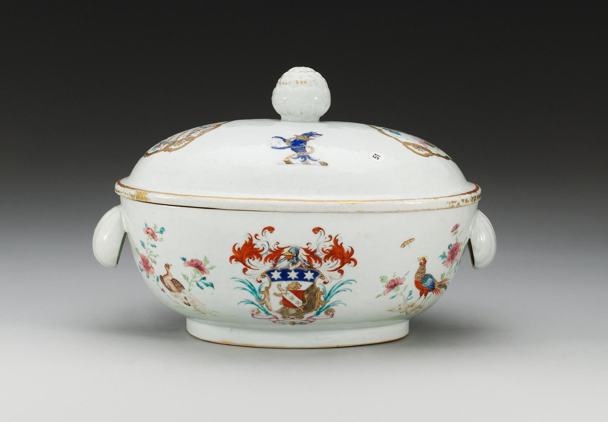 TERRIN med LOCK, vapenporslin. Qing dynastin, Qianlong (1736-95) ca 1746.