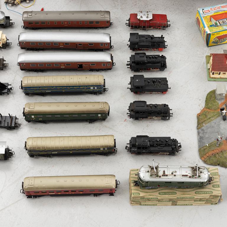 Märklin, bland annat, samling med lok, vagnar och tillbehör, 1950-60-tal.