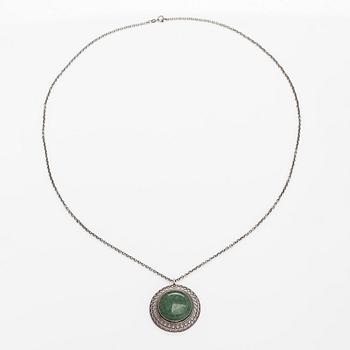 Halsband, modell 1621, sterlingsilver, epidot. Kalevala koru, Helsingfors 1994.